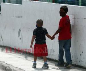 Los niños en las calles se exponen a contraer el virus y contagiar a los adultos. Foto: Emilio Flores/ EL HERALDO
