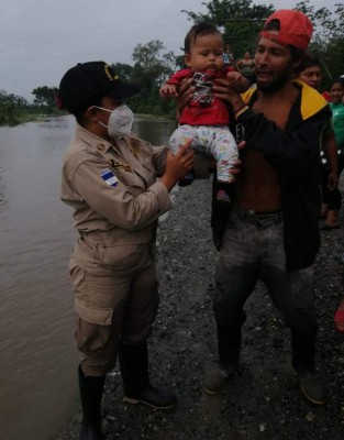 ¡Emotivos! Rescates de los Bomberos que sacaron lágrimas a Honduras en medio del desastre