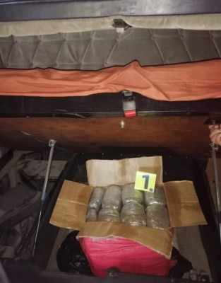 Unos 52 paquetes de droga hallaron escondidos en camión cisterna (FOTOS)