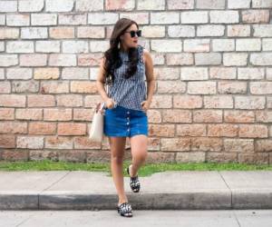 Paola Mazariegos llena de brillo su look con un par de sandalias negras decoradas con perlas.