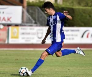 Esta foto de archivo tomada el 19 de julio de 2017 muestra el centrocampista francés de Alaves, Enzo Zidane, pateando el balón durante un amistoso partido de fútbol entre Toulouse y Alaves en Saint-Jean-de-Luz, al suroeste de Francia. Agencia AFP.