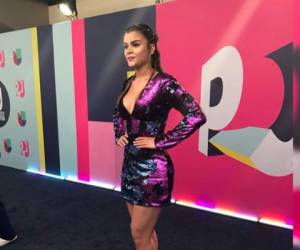 Clarissa Molina posando en la alfombra azul de Premios Juventud. Fotos cortesía Instagram elgordoylaflaca.