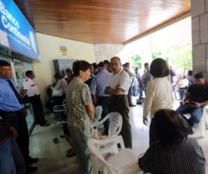 Jubilados, pensionados y ahorrantes hacen fila en una sucursal de Banco Continental.