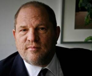 En esta foto de archivo del 23 de noviembre de 2011, el productor de cine Harvey Weinstein posa para una foto en Nueva York. El fiscal general de Nueva York el domingo 11 de febrero de 2018 interpuso una demanda contra Weinstein y Weinstein Co. luego de una investigación sobre alegaciones de conducta sexual inapropiada. (AP Photo / John Carucci, Archivo).