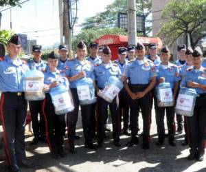 Un grupo de voluntarios de la Academia Nacional de Policía demostraron su solidaridad.