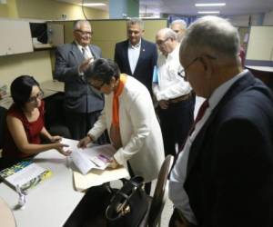 La denuncia fue presentada por Olban Valladares, Eduardo Facusse H., Isidro Pineda R., Jorge Illescas O. y Maribel Espinoza Turcios.