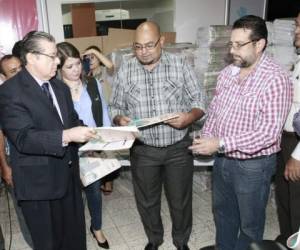 David Matamoros entrega una muestra de los instructivos a los representantes de los partidos.