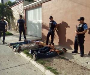 Los cinco presuntos pandilleros fueron ubicados en Residencial Las Uvas (Foto: DPI/ El Heraldo Honduras/ Noticias de Honduras)