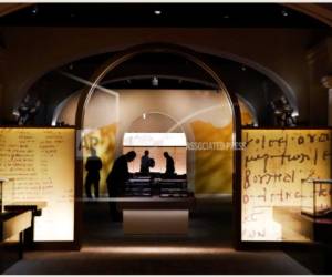 Los artículos a exhibir son preparados dentro del Museo de la Biblia, el lunes 30 de octubre de 2017, en Washington.