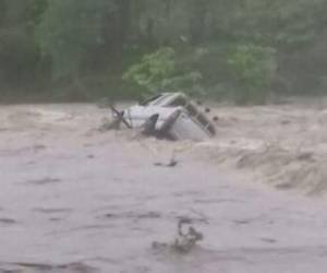 Este es el vehículo que fue arrastrado por la corriente en un río de Colón, costa norte de Honduras. Vecinos salieron en auxilio de sus ocupantes para sacarlos de la unidad y evitar una tragedia.