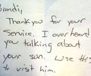 El hombre dejó 200 dólares a la camarera para que pudiera visitar a su hijo.