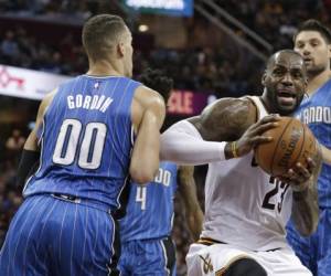 LeBron James (23) de los Cleveland Cavaliers se enfrenta ante Aaron Gordon (00) de Orlando Magic's. AP Photo/Tony Dejak/El Heraldo.
