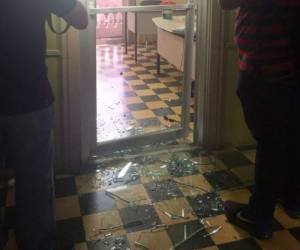 Los delincuentes rompieron una de las puertas de vidrio de la oficina saqueada (Foto: RedInformativaH/ El Heraldo Honduras/ Noticias de Honduras)