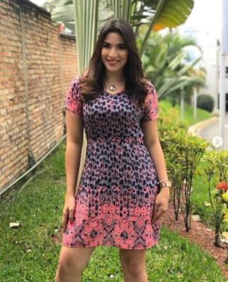 Los 10 looks más elegantes de Carolina Lanza, el bello rostro de la televisión hondureña