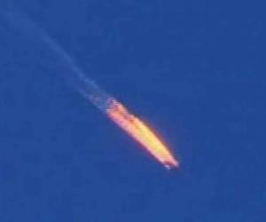 Imagen tomada de un video que muestra el jete militar ruso antes de estrellarse en la provincia de Hatay, Turquía, el martes.