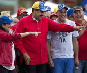 El presidente de la República bolivariana de Venezuela, Nicolás Maduro, junto a sus funcionarios.