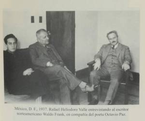 En el centro Rafael Heliodoro Valle entrevista al escritor estadounidense Waldo Frank en 1937. A la izquierda su joven amigo Octavio Paz le hace compañía.