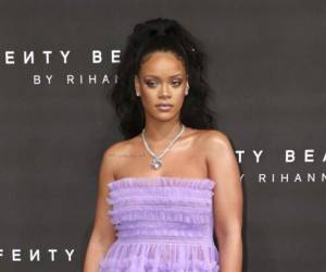 Rihanna posa para retratos en el lanzamiento de Fenty Beauty by Rihanna en la Semana de la Moda de Londres en una fotografía de archivo del 19 de septiembre de 2017. Un comercial en Snapchat que le preguntaba a los usuarios si preferirían 'abofetear a Rihanna' o 'golpear a Chris Brown' ha creado una ola de críticas, incluyendo algunas de la cantante, la cual fue seguida por disculpas de la empresa detrás de la aplicación de mensajes visuales.