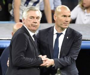 Bayern Munich's Italian head coach Carlo Ancelotti shakes hands with Real Madrid's French coach Zinedine Zidane after during the UEFA Champions League quarter-final second leg football match Real Madrid vs FC Bayern Munich at the Santiago Bernabeu stadium in Madrid in Madrid on April 18, 2017. / AFP PHOTO / GERARD JULIEN