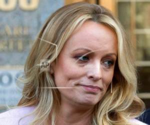 Foto de archivo: La actriz de cine para adultos Stormy Daniels habla fuera de la corte federal, en Nueva York.