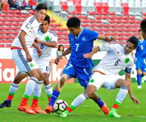 Mexico's footballers Edson Alvarez (L), Pablo Lopez (L, back) and Alan Cervantes (R) vie for the ball with Kevin Reyes of El Salvador (R) during an U-20 Concacaf qualifying football match at the National Stadium in San Jose on March 1, 2017. / AFP PHOTO / EZEQUIEL BECERRA
