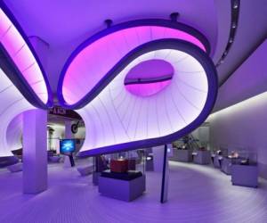 Las estructuras en color púrpura que invaden la enorme sala de la Winton Galería son una visión celestial.