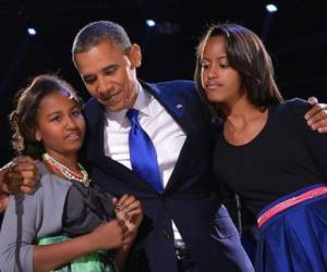 En compañía de sus hijas, Sasha y Malia, Obama abandonó el sábado su residencia de vacaciones para almorzar en un restaurante antes de concurrir a Waikiki Breakout, un juego cuya meta es escapar.
