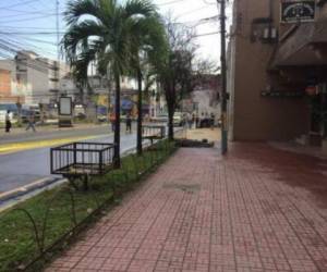 El cadáver del malogrado hombre quedó tendido en una acera en el barrio El Centro de San Pedro Sula.