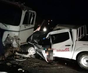 Hasta el momento se desconoce como se produjo el fuerte encontronazo entres los dos vehículos. (Foto: El Heraldo Honduras/ Noticias Honduras hoy)