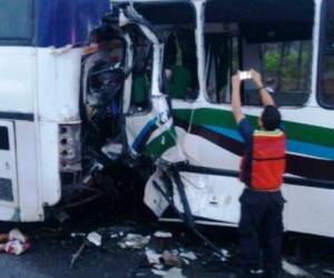 El primer bus estaba estacionado cuando el otro no lo vio e impactó con fuerza matando en el acto de 12 personas (Foto: Noticiasaldiayalahora.co/ El Heraldo Honduras/ Noticias de Honduras)