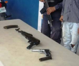 Un Fusil AK 47 y una pistola 9mm fueron decomisadas a mareros salvadoreños.