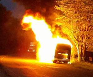 Un conductor grabó el instante cuando la unidad ardía en pavorosas llamas y la situación amenazaba en desbordar en un hecho más peligro.