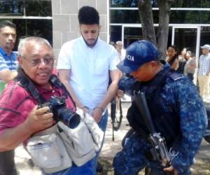 Kevin Solórzano salió del edificio de Ciencias Forenses escoltado por policías penitenciarios. (Fotos: Estalin Irías)