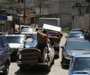 Decenas de familias abandonaron el sector II de Las Torres luego de las amenazas de mareros, foto: Estalin Irías / EL HERALDO.