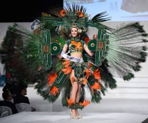 Miss Honduras Jennifer Valle muestra su traje nacional durante el concurso de belleza Miss Internacional en Tokio.