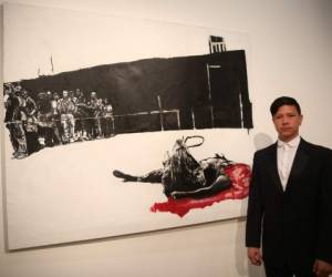 El artista Federico Rosa posa junto a una de sus obras titulada “La peste”