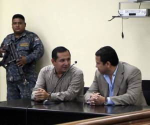 El doctor Francisco Mejía (izquierda) conversa con su abogado. (Foto: Alex Pérez)