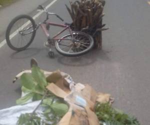 El cuerpo de la víctima fue cubierto con cartones y ramas, mientras su bicicleta y la leña quedó a pocos pasos. (Foto: El Heraldo)