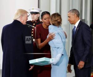 En esta foto del 20 de enero del 2017, la primera dama Michelle Obama, flanqueada por el presidente Barack Obama y el entonces presidente electo Donald Trump, saluda a Melania Trump a la entrada de la Casa Blanca en Washington. (AP Foto/Evan Vucci).