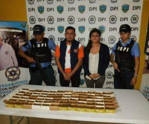 Los capturados fueron identificados como Marvin Edgardo Orellana Perdomo (29) y Saskia Nicolle Mejía Erazo (26), a quienes se les supone colaboradores de la MS-13. Foto: Cortesía DPI