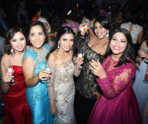 Las jovencitas vistieron elegantes atuendos propios para la fina celebración.