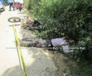 Los dos cadáveres quedaron tirados en la orilla de la carretera.