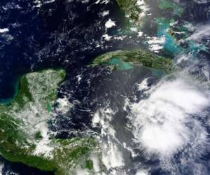Una imagen satelital de Earl luego de su formación como tormenta tropical. La gráfica muestra el paso cercano que tendrá por Honduras, foto: AFP/NASA.