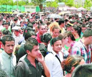 Miles de hondureños acudieron a la Feria del Empleo realizada en SPS.