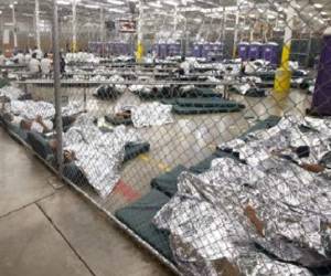 Niños duermen en una celda de detención para cientos de menores inmigrantes.