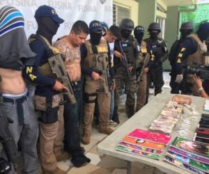 Efraín Mauricio Ramírez, alias el 'Maldito' junto dos personas detenidos por elementos de la Fuerza Nacional Antiextorsión (FNA).