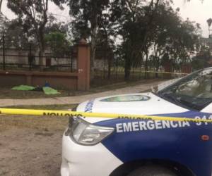 A un lado del muro del cementerio Jardines de la Eternidad fueron encontrados los cuerpos la mañana de este miércoles. Foto: Red Informativa