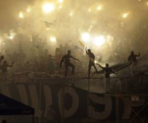 En la gran final contra Platense, los aficionados lanzaron bengalas y ello representó una multa para Motagua.