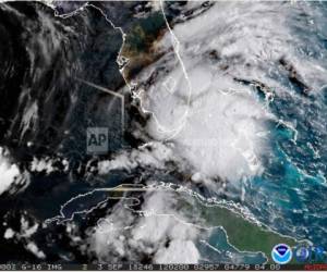En esta imagen, tomada por el satélite GOES-16 de la Administración Nacional Oceánica y Atmosférica de Estados Unidos el 3 de septiembre de 2018, la tormenta tropical Gordon se cierne sobre el sur de Florida.