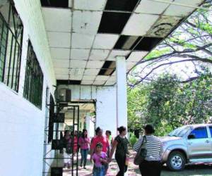 Las condiciones en las que se encuentra el cielo falso de la institución se vuelven un peligro para padres, alumnos y maestros (Foto: El Heraldo Honduras/ Noticias de Honduras)